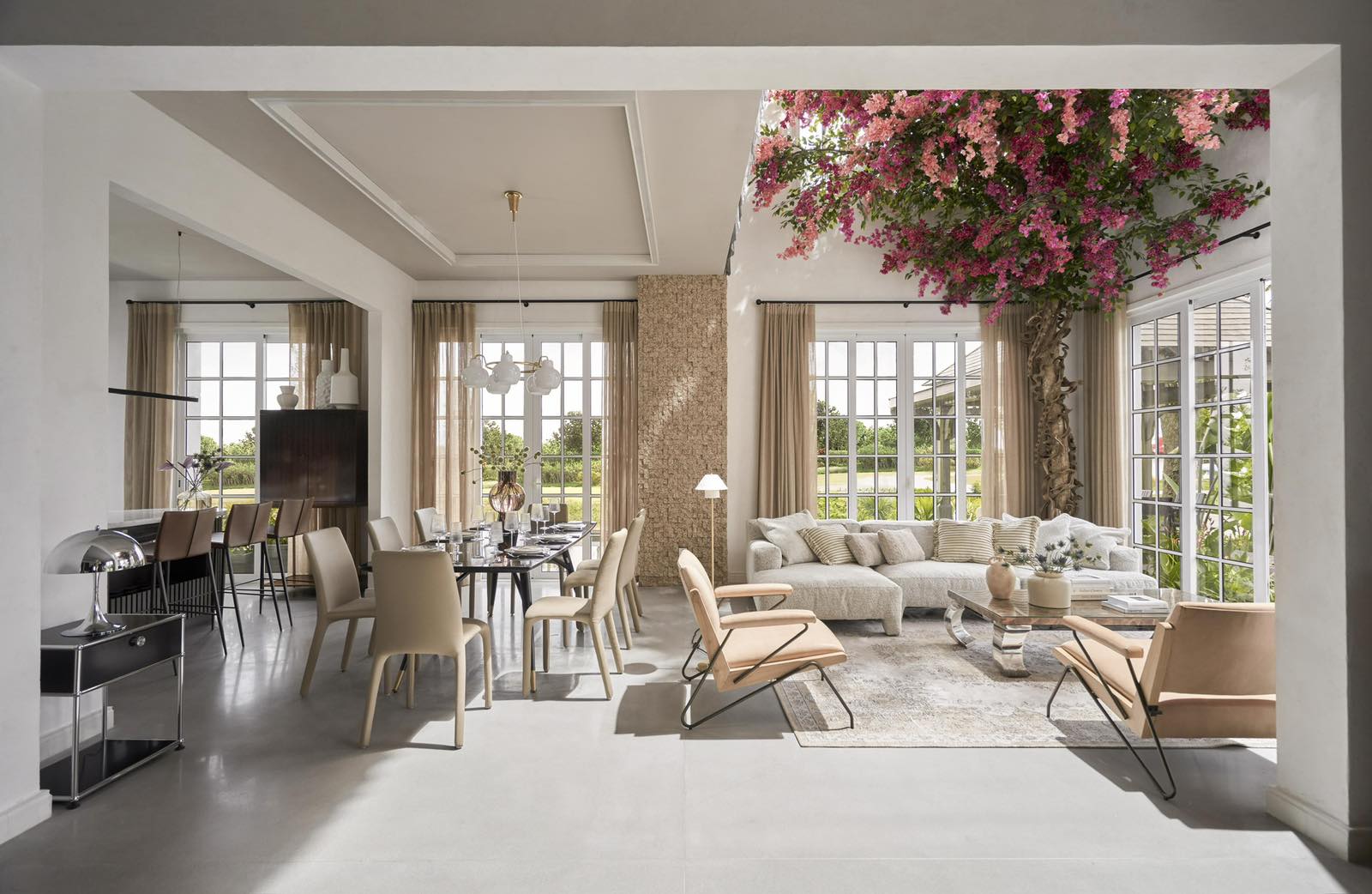 Nội thất bên trong biệt thự chủ nhân được chủ động thiết kế theo nhu cầu, gu thẩm mỹ cá nhân